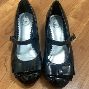 Wonder Nation Little girls black dress pumps with strap and bow. Size 13